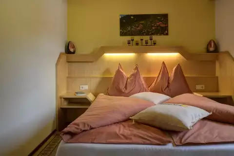 10 Ferienhaus Sonnenhang Dolomiten Elternbett